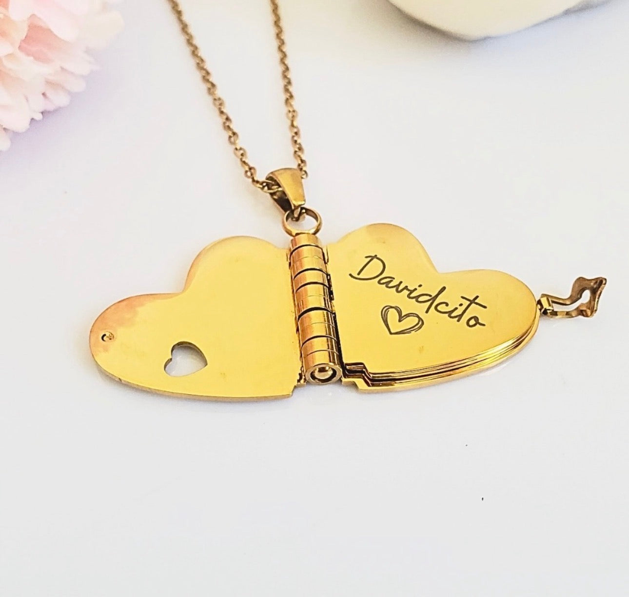 COLLAR LIBRO MINIMALISTA HOJAS PERSONALIZABLES