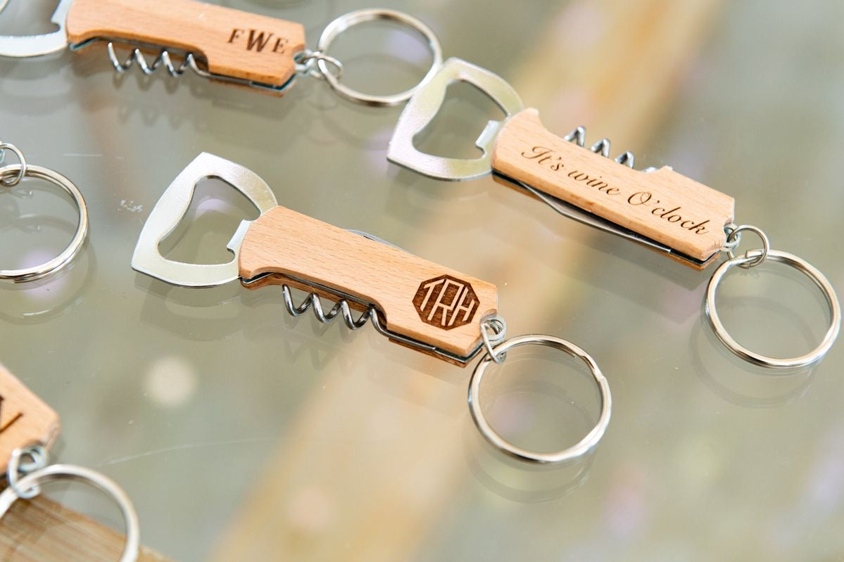 LLAVERO EN MADERA PERSONALIZADO ABRE CORCHOS Y BOTELLAS