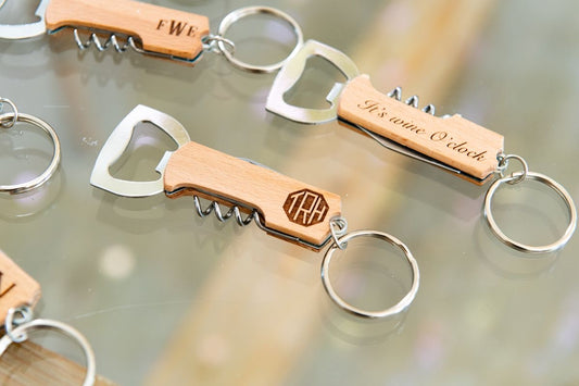 LLAVERO EN MADERA  PERSONALIZADO ABRE CORCHOS Y BOTELLAS