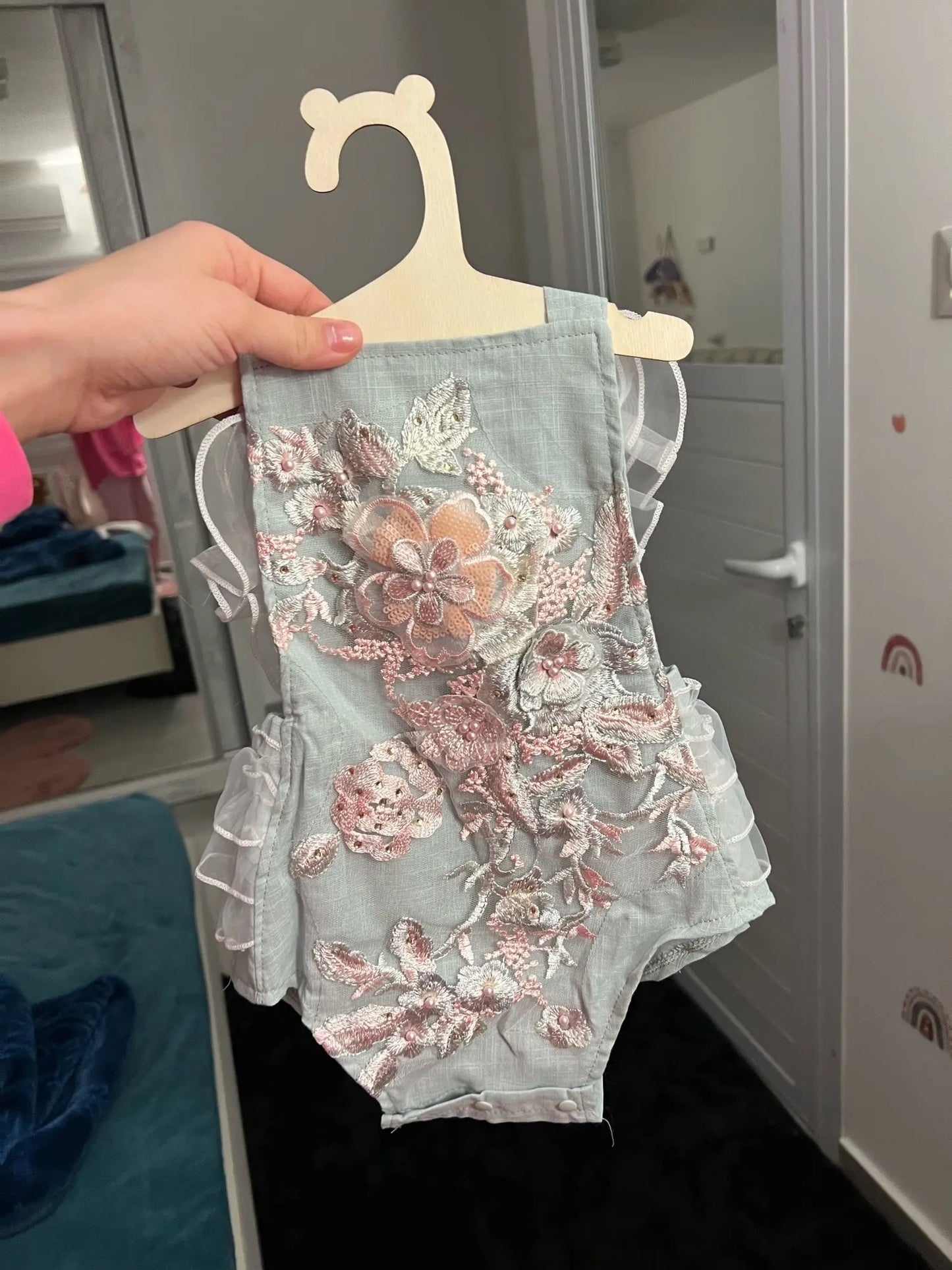 MONO ROMPER CORAL BORDADO DE ROSAS