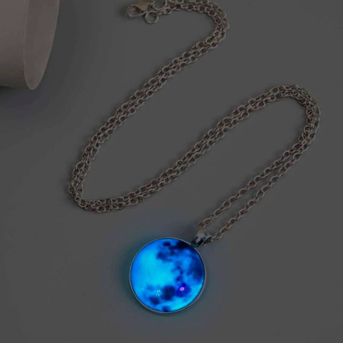 COLLAR LUNA LLENA MINIMALISTA BRILLA EN LA OSCURIDAD