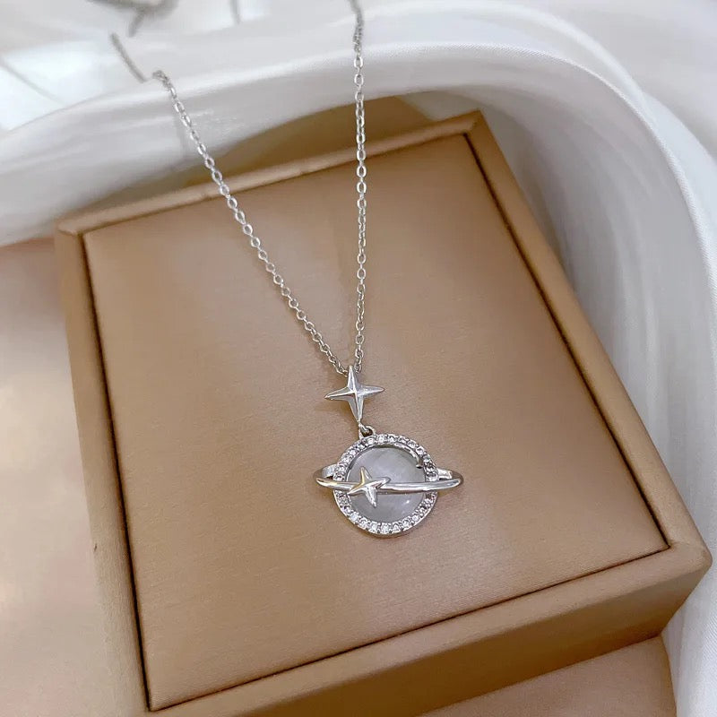 COLLAR SATURNO ESTRELLADO ELEGANTE CRISTAL DE CIRCONIA