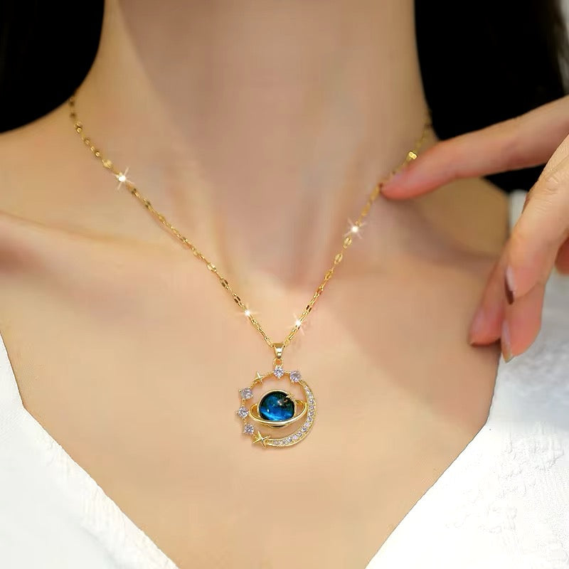 COLLAR SATURNO ENCERRADO CIELO ESTRELLADO ELEGANTE CRISTALES DE CIRCONIA