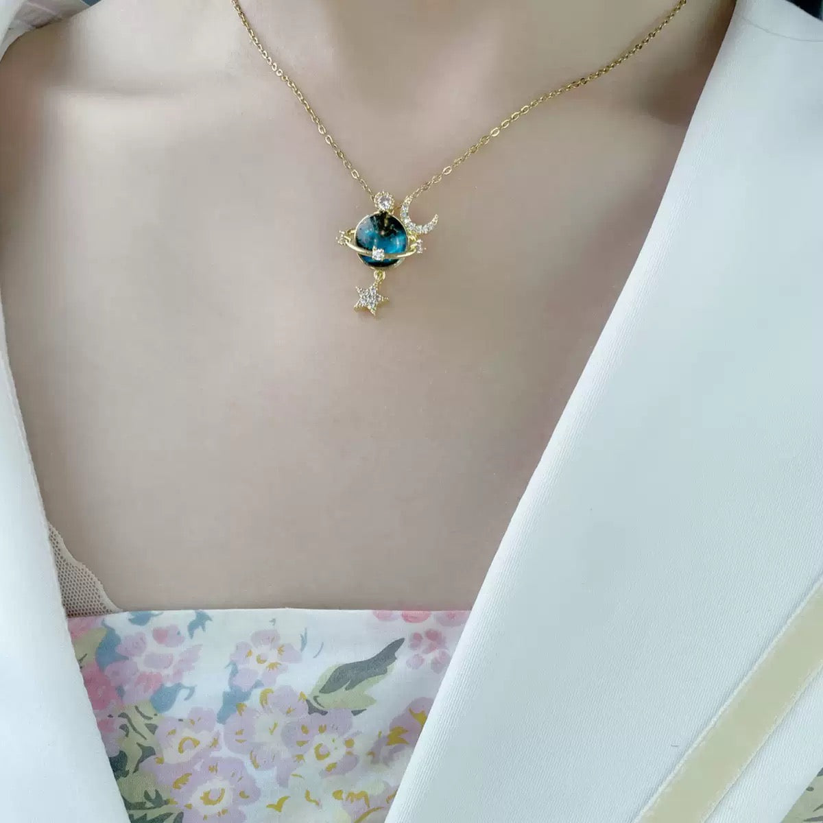 COLLAR SATURNO LUNA ESTRELLA CIELO ESTRELLADO ELEGANTE CRISTAL DE CIRCONIA