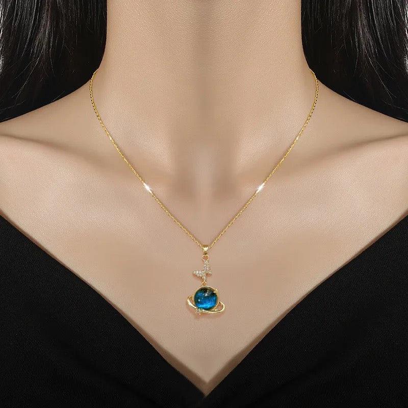 COLLAR SATURNO CIELO ESTRELLADO ELEGANTE CRISTAL DE CIRCONIA