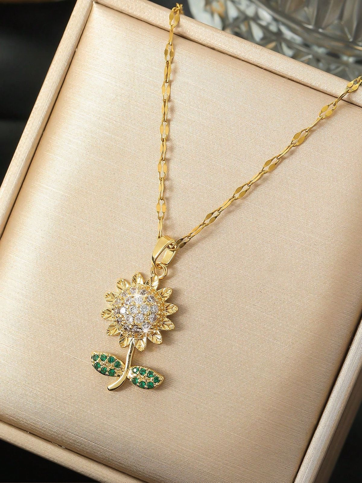 COLLAR FLOR GIRASOL CRISTALES INCRUSTADOS MINIMALISTA