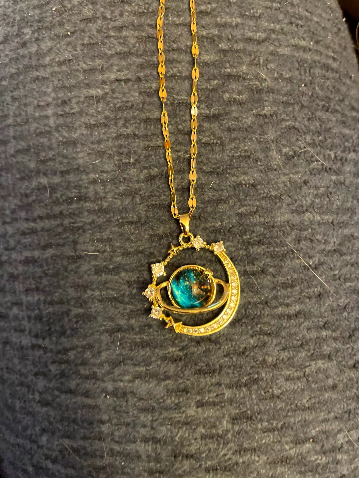COLLAR SATURNO ENCERRADO CIELO ESTRELLADO ELEGANTE CRISTALES DE CIRCONIA