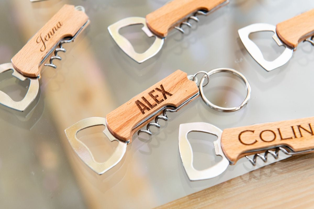LLAVERO EN MADERA PERSONALIZADO ABRE CORCHOS Y BOTELLAS