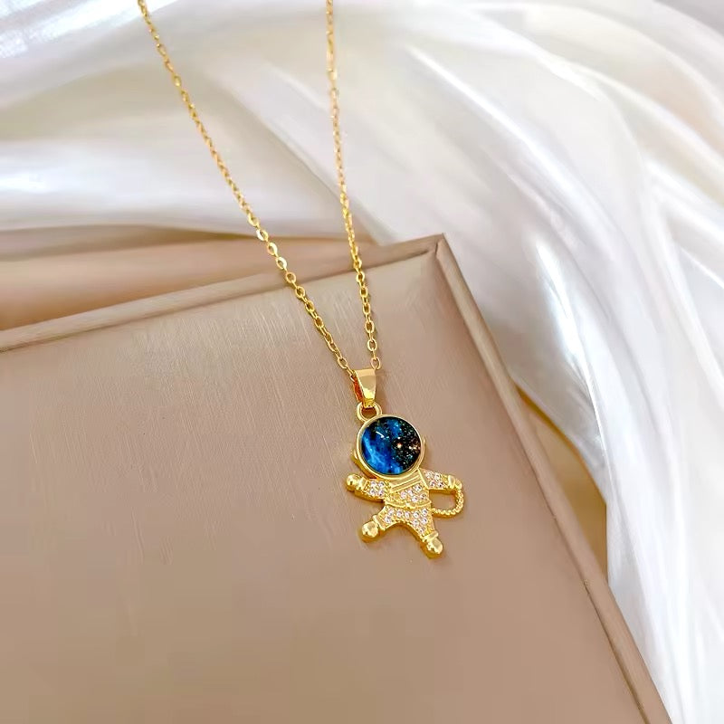 COLLAR ASTRONAUTA SATURNO CIELO ESTRELLADO ELEGANTE CRISTAL DE CIRCONIA