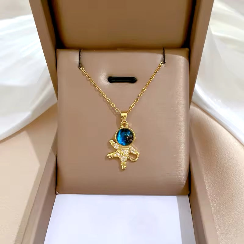 COLLAR ASTRONAUTA SATURNO CIELO ESTRELLADO ELEGANTE CRISTAL DE CIRCONIA