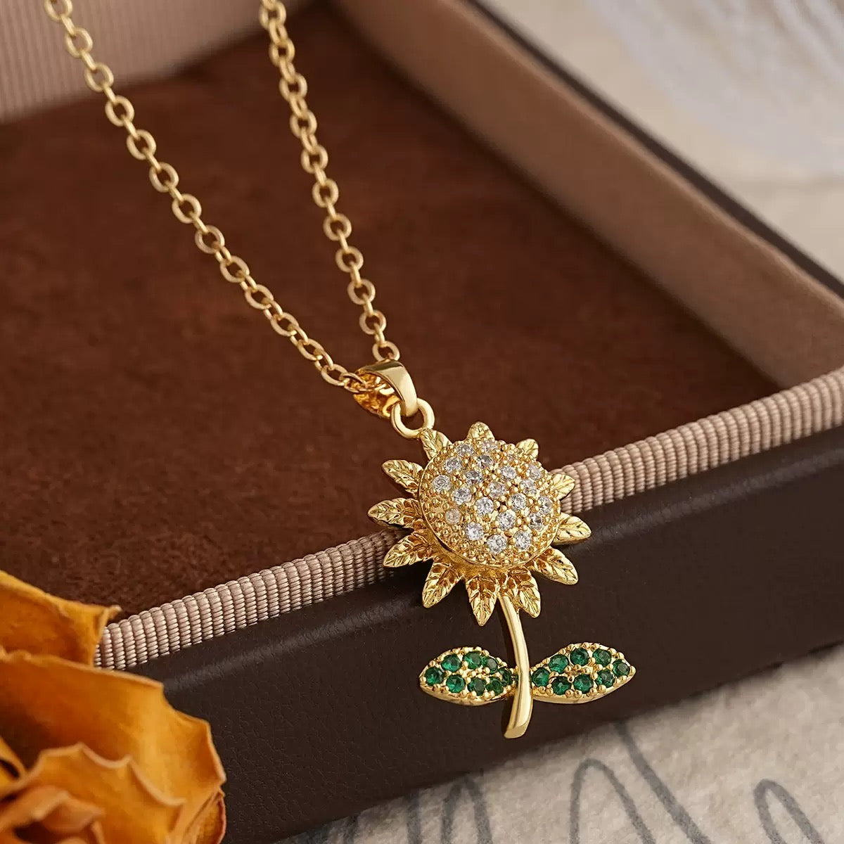 COLLAR FLOR GIRASOL CRISTALES INCRUSTADOS MINIMALISTA