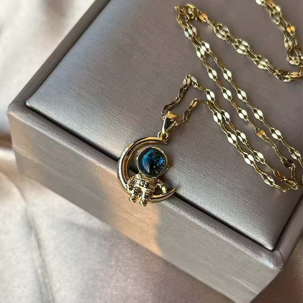 COLLAR ASTRONAUTA EN LUNA CIELO ESTRELLADO ELEGANTE CRISTAL DE CIRCONIA