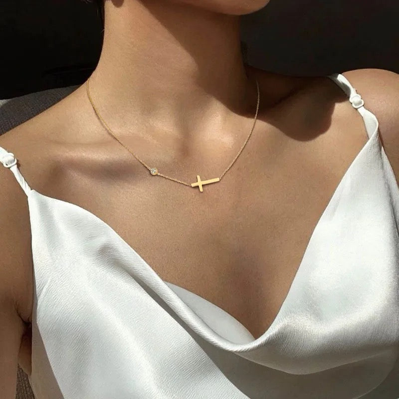 COLLAR GARGANTILLA CRUZ MINIMALISTA ELEGANTE