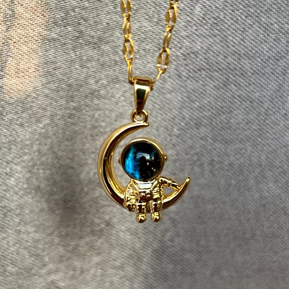 COLLAR ASTRONAUTA EN LUNA CIELO ESTRELLADO ELEGANTE CRISTAL DE CIRCONIA