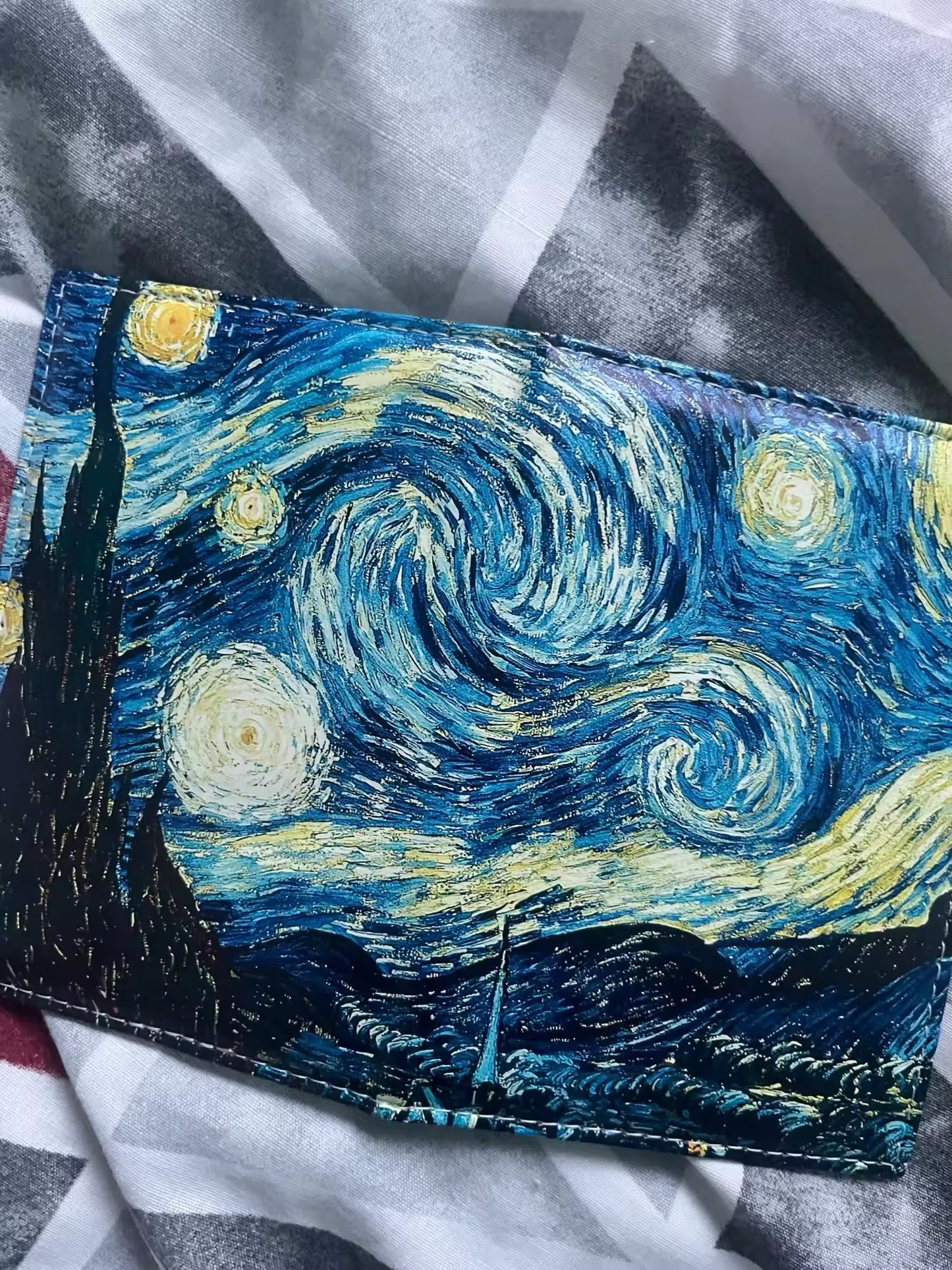 PORTA PASAPORTES CON DISEÑO LEATHER SINTÉTICO