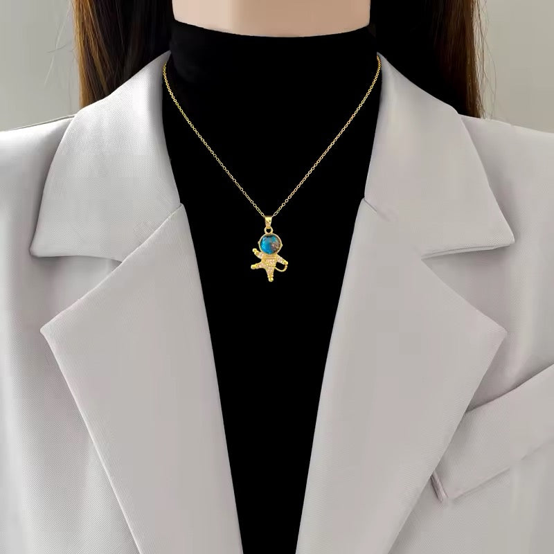 COLLAR ASTRONAUTA SATURNO CIELO ESTRELLADO ELEGANTE CRISTAL DE CIRCONIA