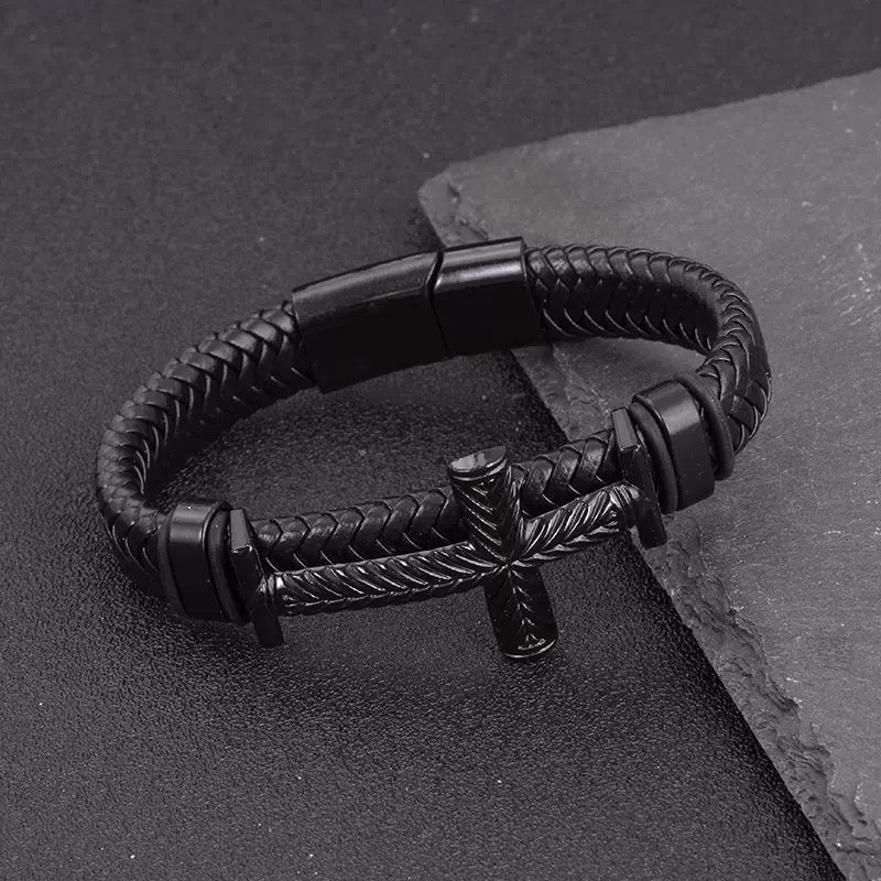 BRAZALETE DISEÑO CRUZ DE CUERO NEGRO MATTE