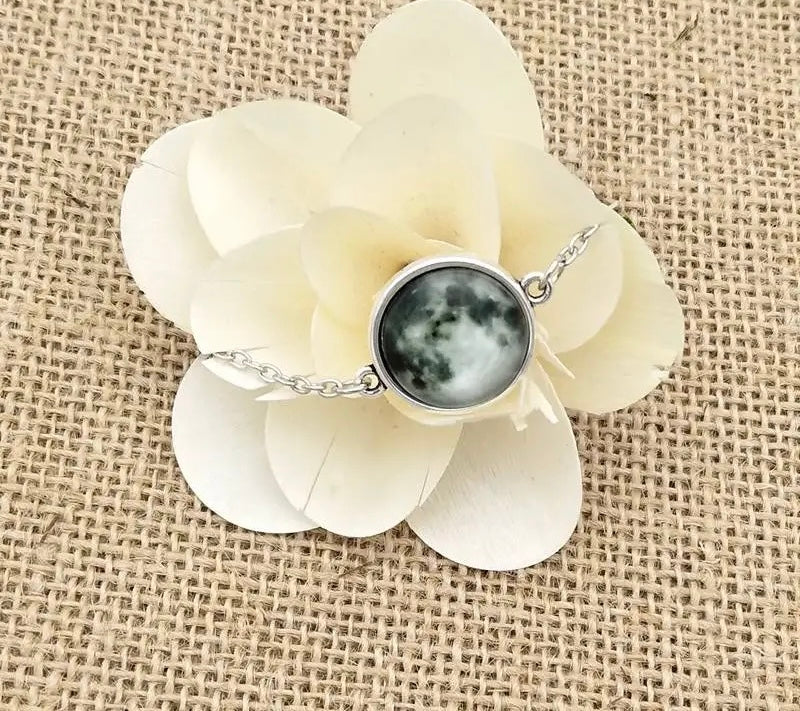 BRAZALETE LUNA LLENA MINIMALISTA EN LA OSCURIDAD