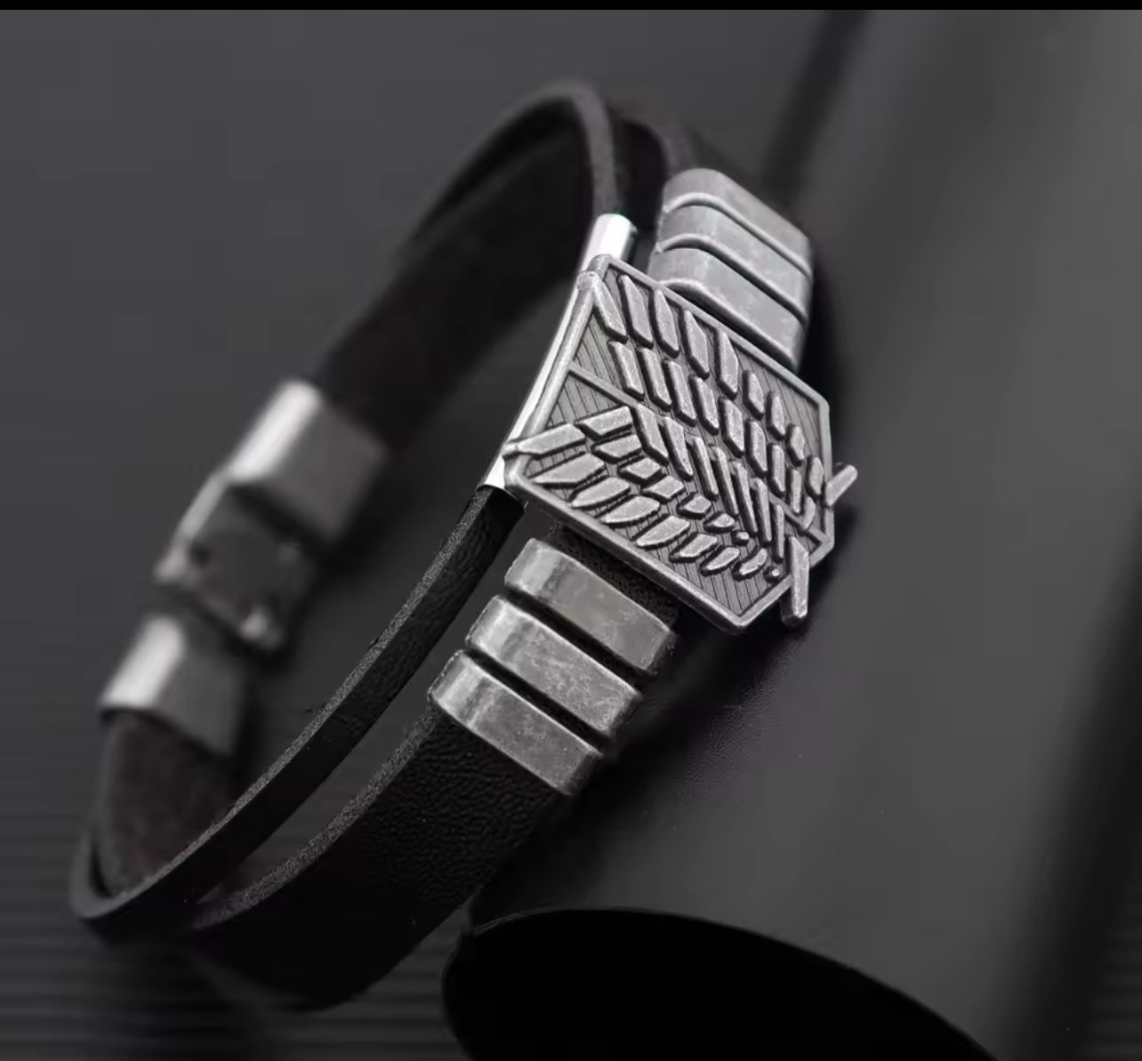 BRAZALETES ANIME ONE PIECE Y ATTACK ON TITAN LEATHER CUERO SINTÉTICO