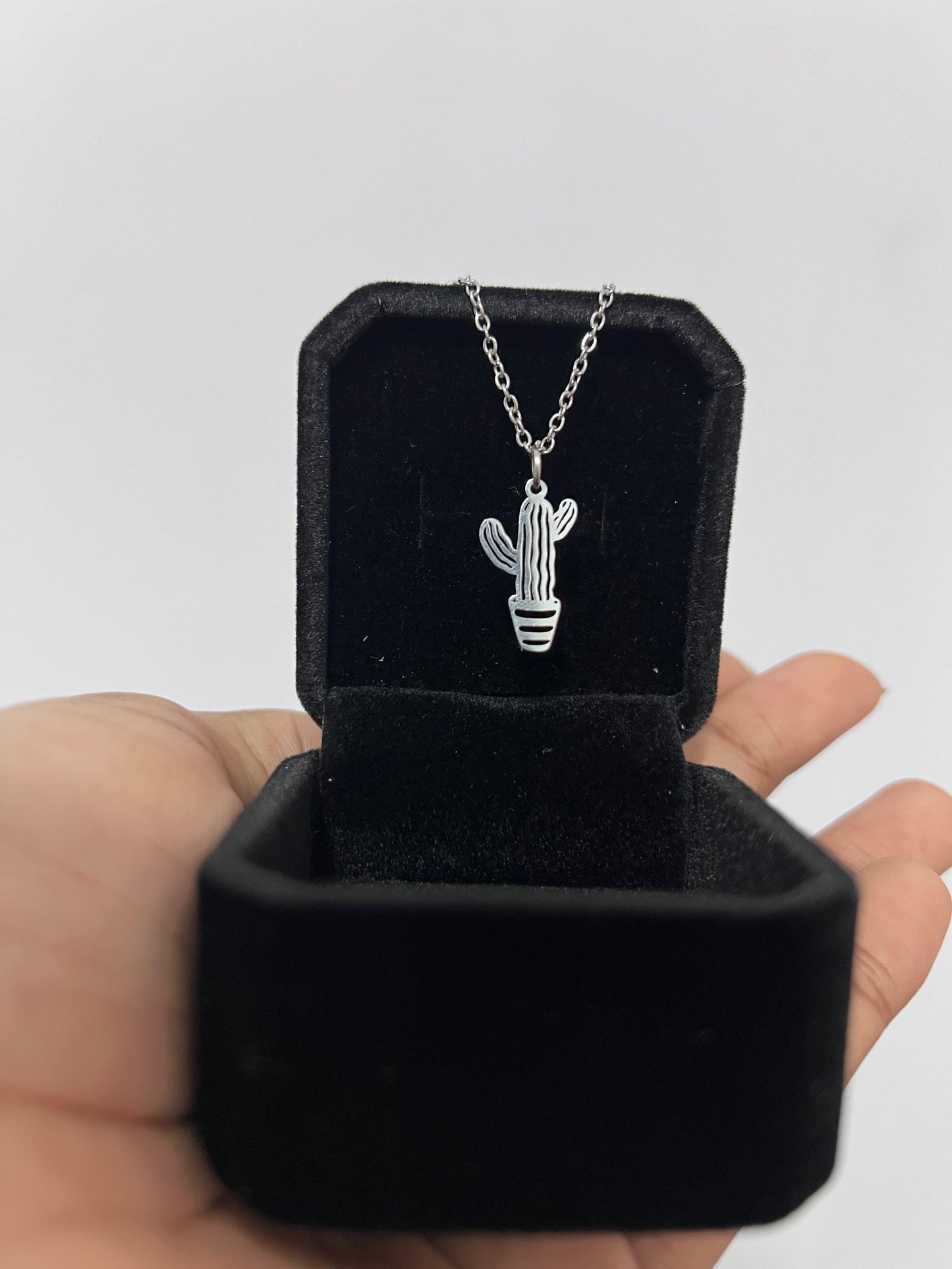 COLLAR DIJE DE CACTUS MINIMALISTA