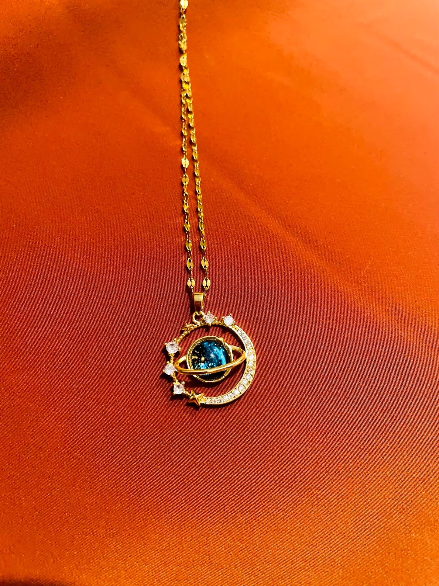 COLLAR SATURNO ENCERRADO CIELO ESTRELLADO ELEGANTE CRISTALES DE CIRCONIA