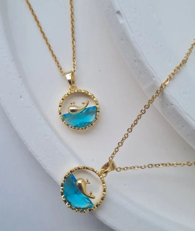 COLLAR OLA Y BALLENA MINIMALISTA MAR AZUL