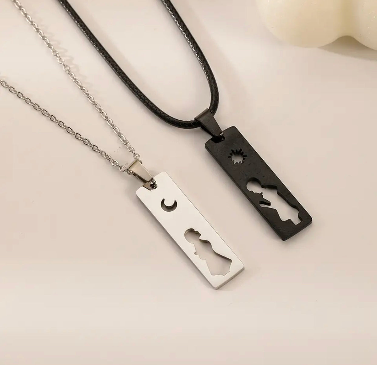 COLLARES ROMPECABEZAS BLANCO Y NEGRO PAREJAS