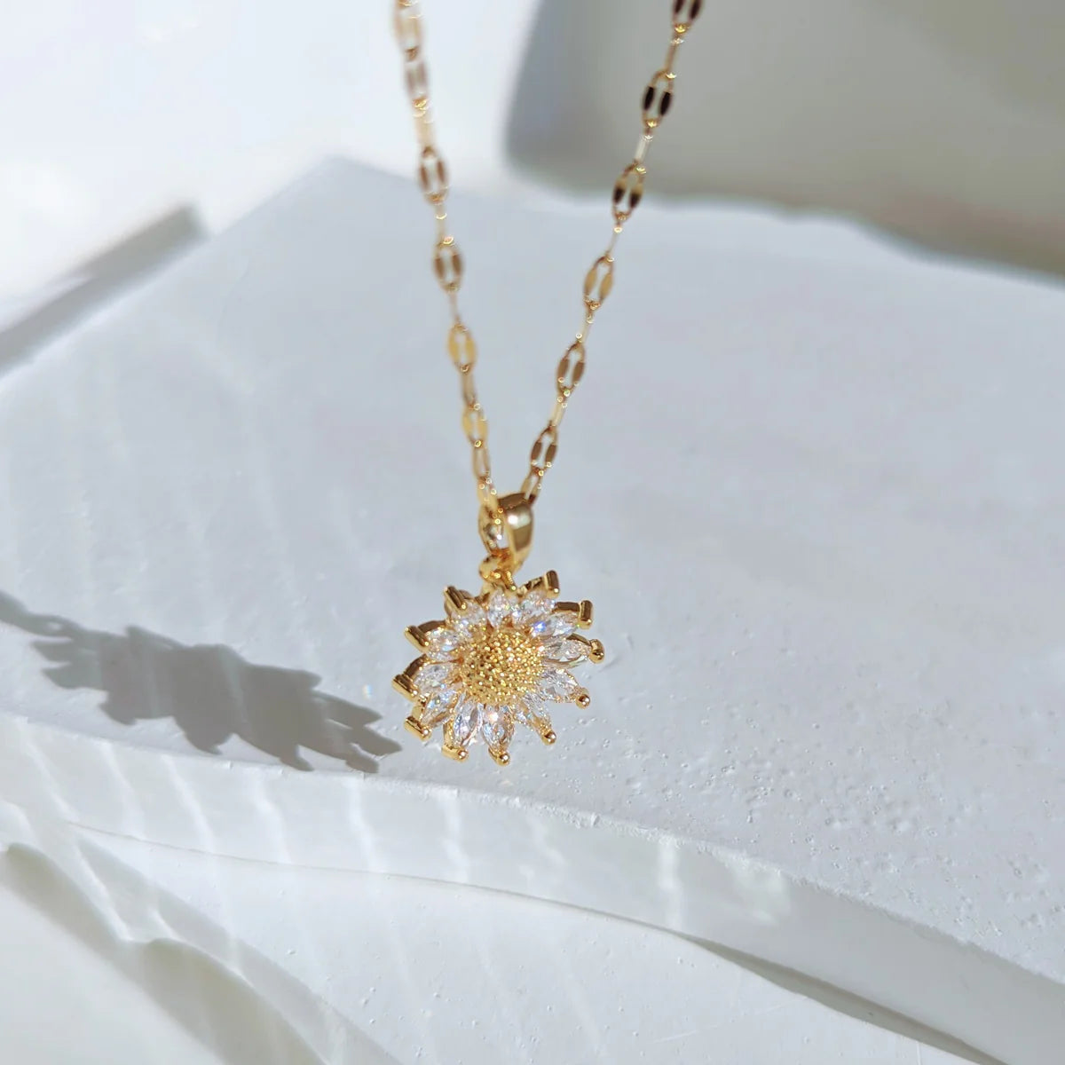 COLLAR FLOR GIRASOL CRISTALES MINIMALISTA ELEGANTE