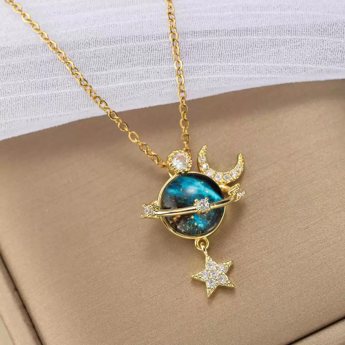 COLLAR SATURNO LUNA ESTRELLA CIELO ESTRELLADO ELEGANTE CRISTAL DE CIRCONIA