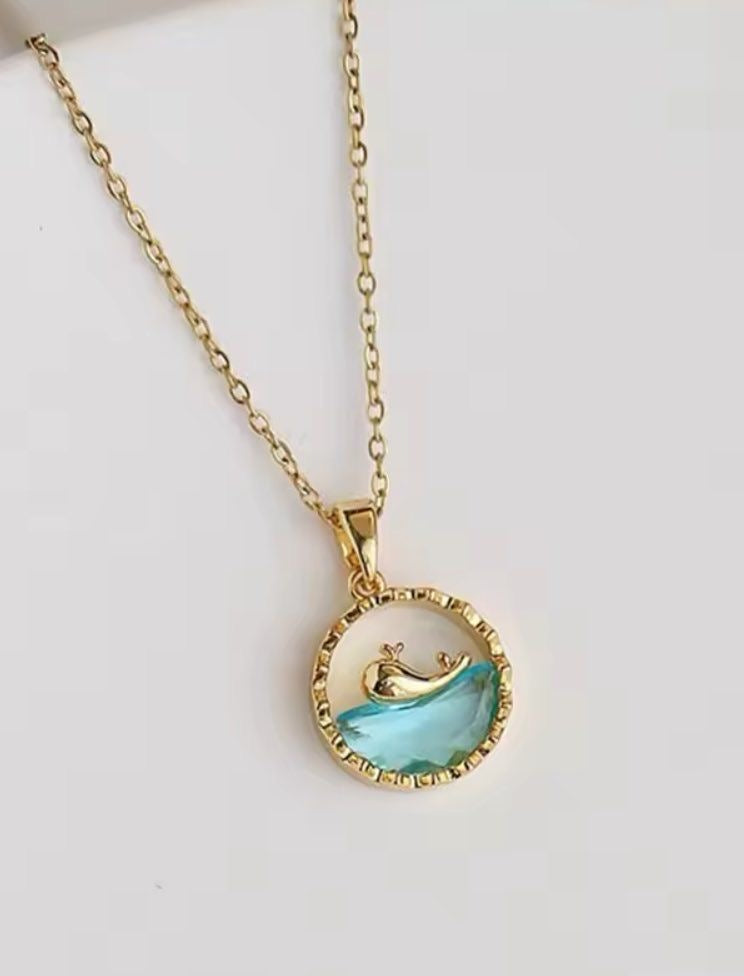COLLAR OLA Y BALLENA MINIMALISTA MAR AZUL