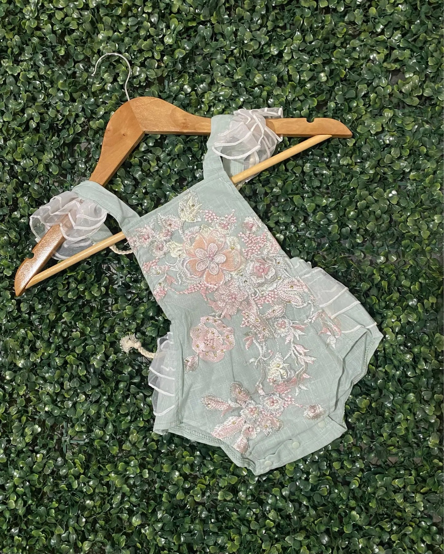 MONO ROMPER CORAL BORDADO DE ROSAS