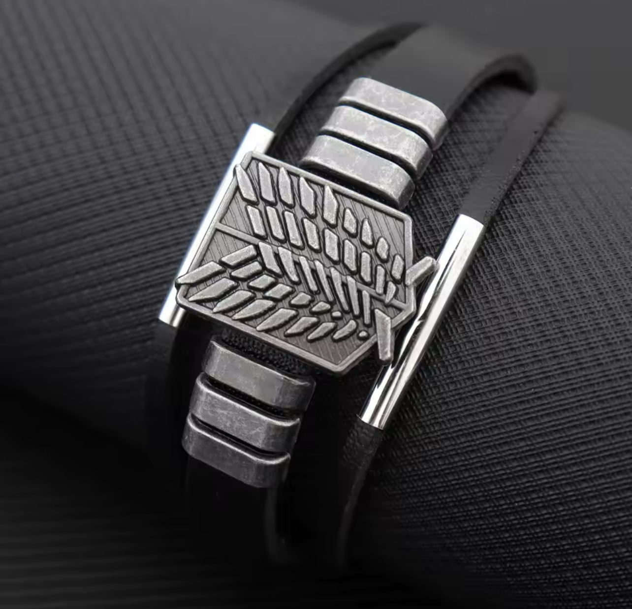 BRAZALETES ANIME ONE PIECE Y ATTACK ON TITAN LEATHER CUERO SINTÉTICO
