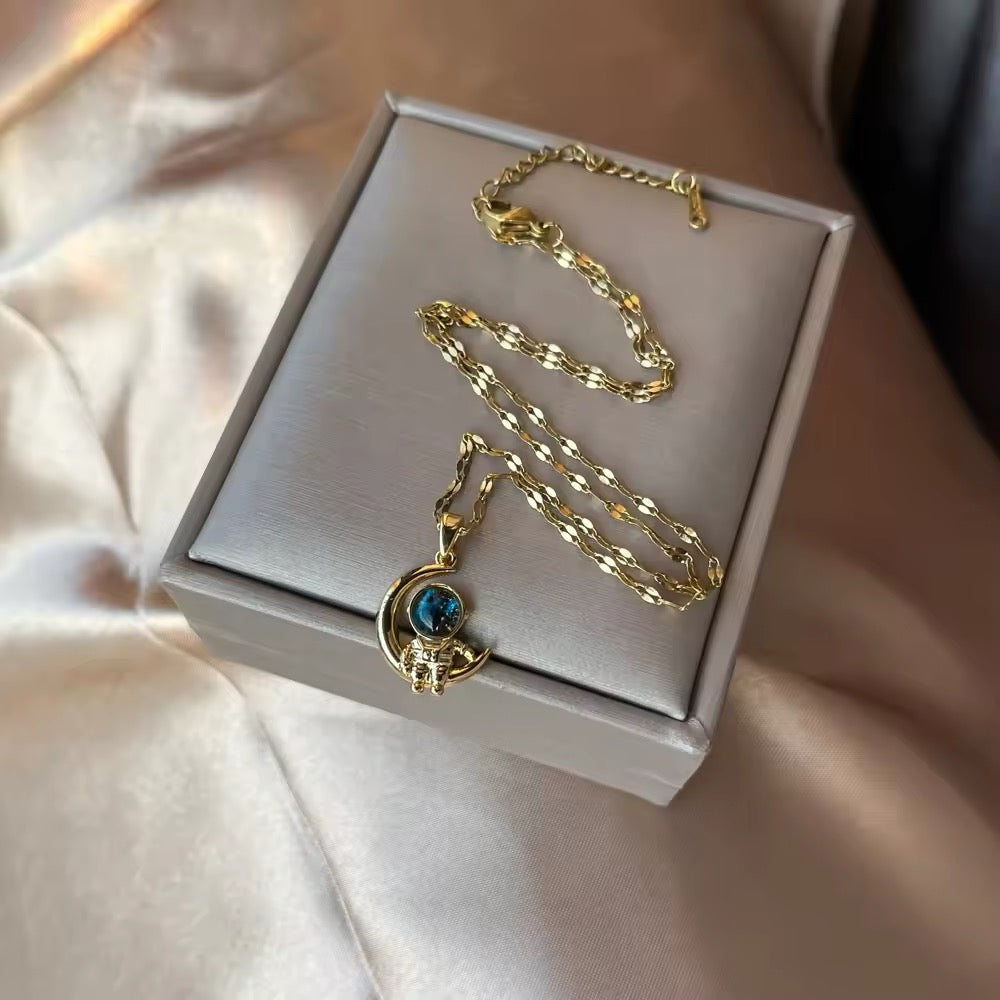 COLLAR ASTRONAUTA EN LUNA CIELO ESTRELLADO ELEGANTE CRISTAL DE CIRCONIA