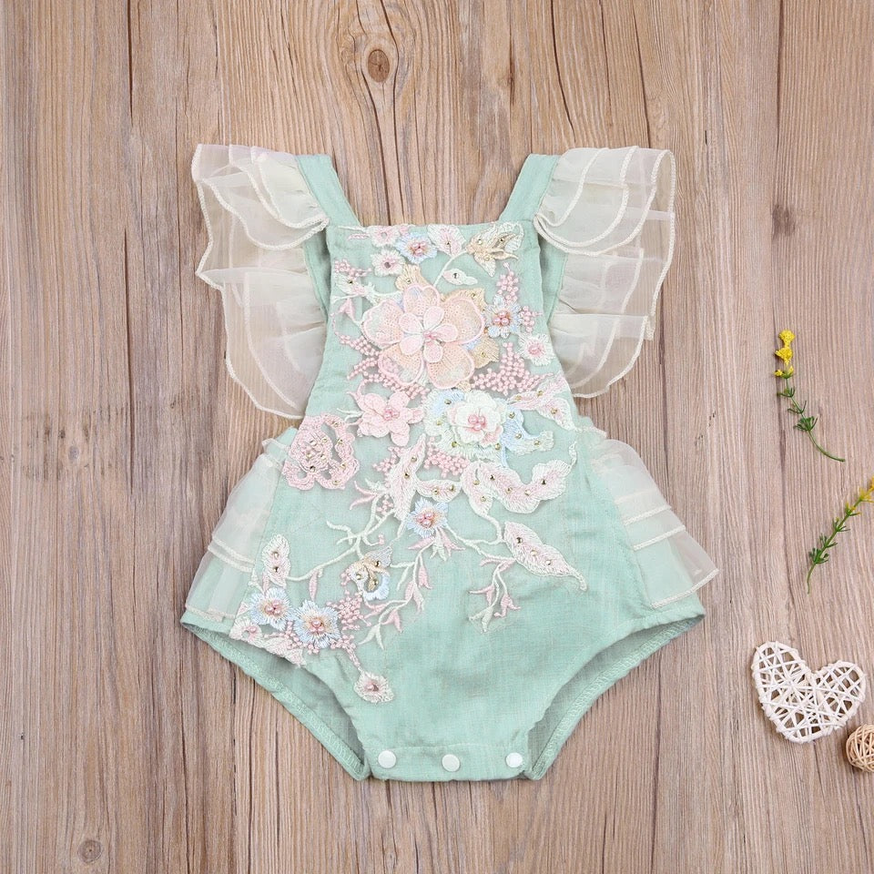 MONO ROMPER CORAL BORDADO DE ROSAS