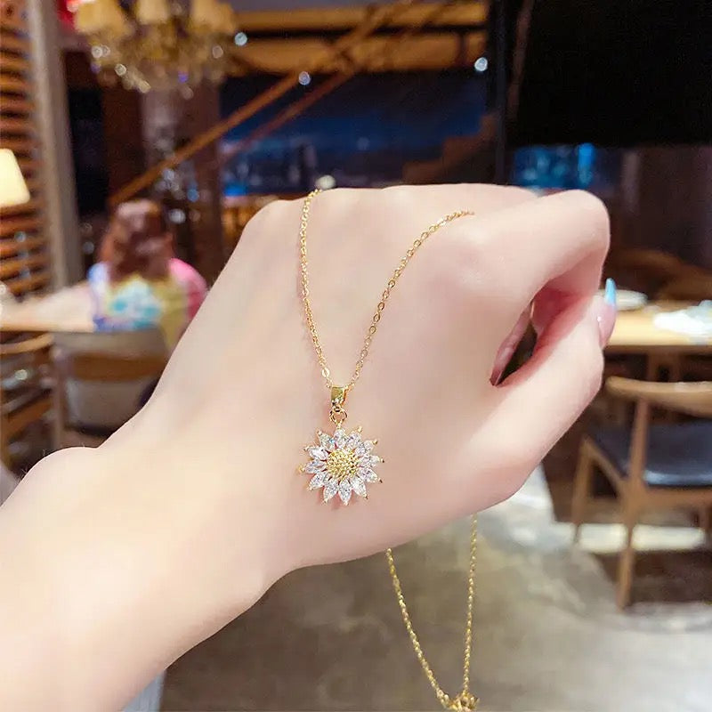 COLLAR FLOR GIRASOL CRISTALES MINIMALISTA ELEGANTE