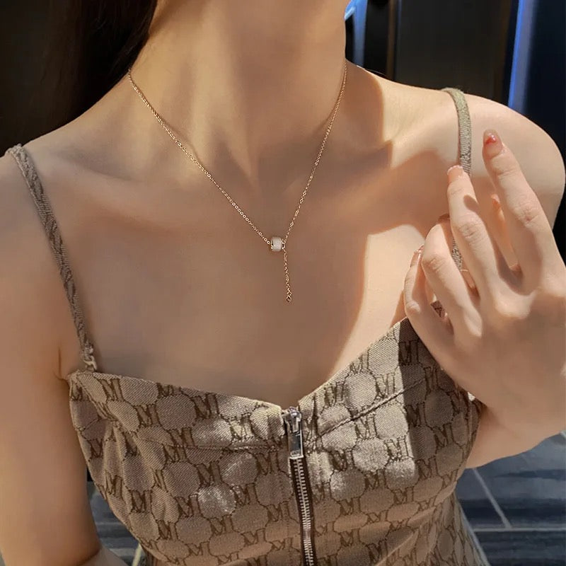COLLAR FEMENINO OVALADO CON PIEDRA ÓPALO MINIMALISTA