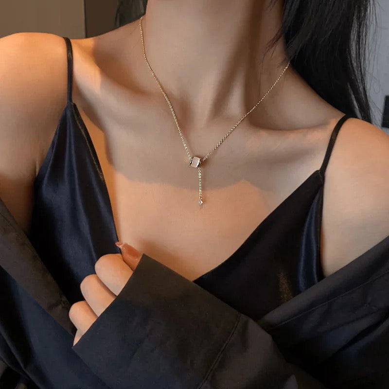 COLLAR FEMENINO OVALADO CON PIEDRA ÓPALO MINIMALISTA