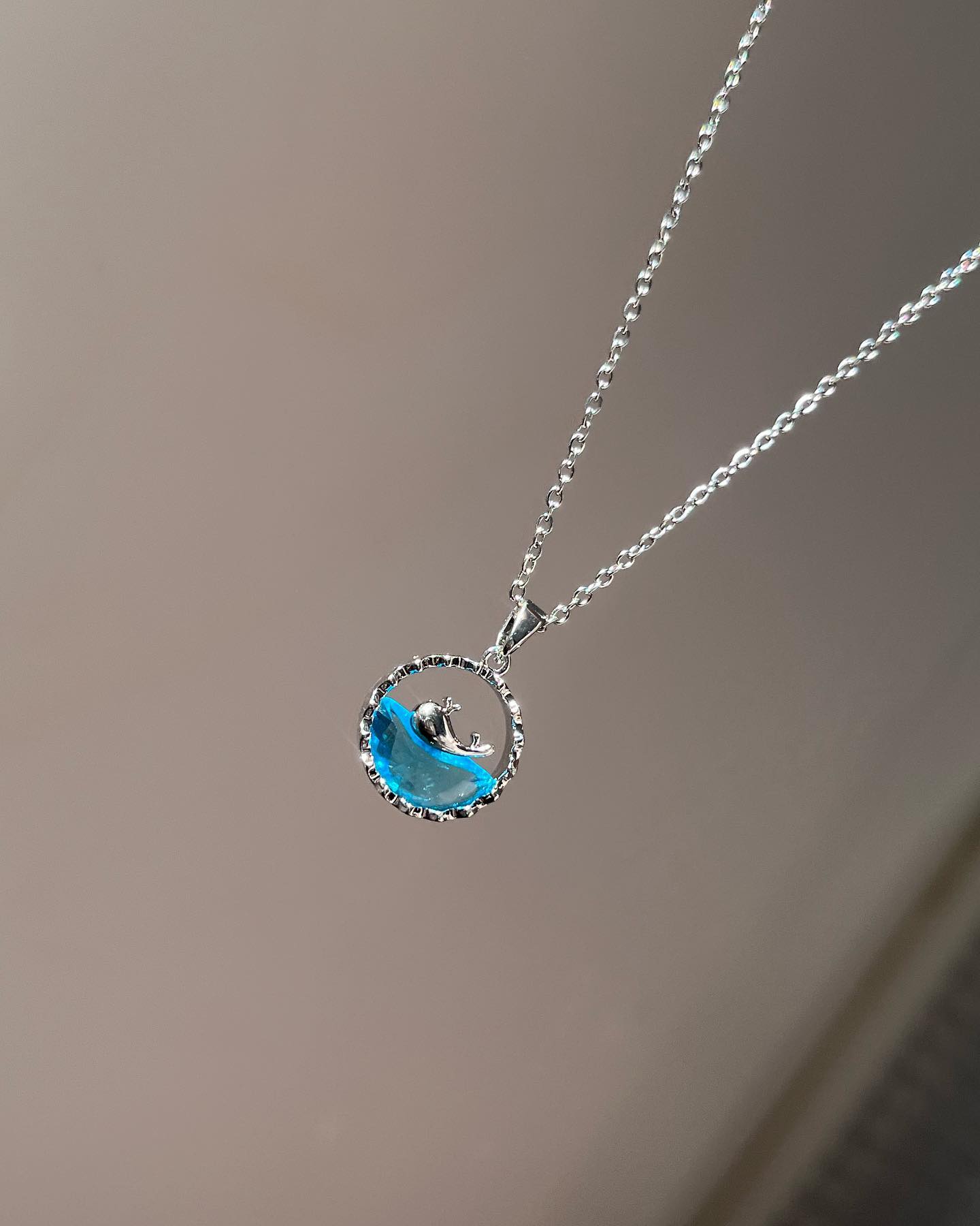 COLLAR OLA Y BALLENA MINIMALISTA MAR AZUL