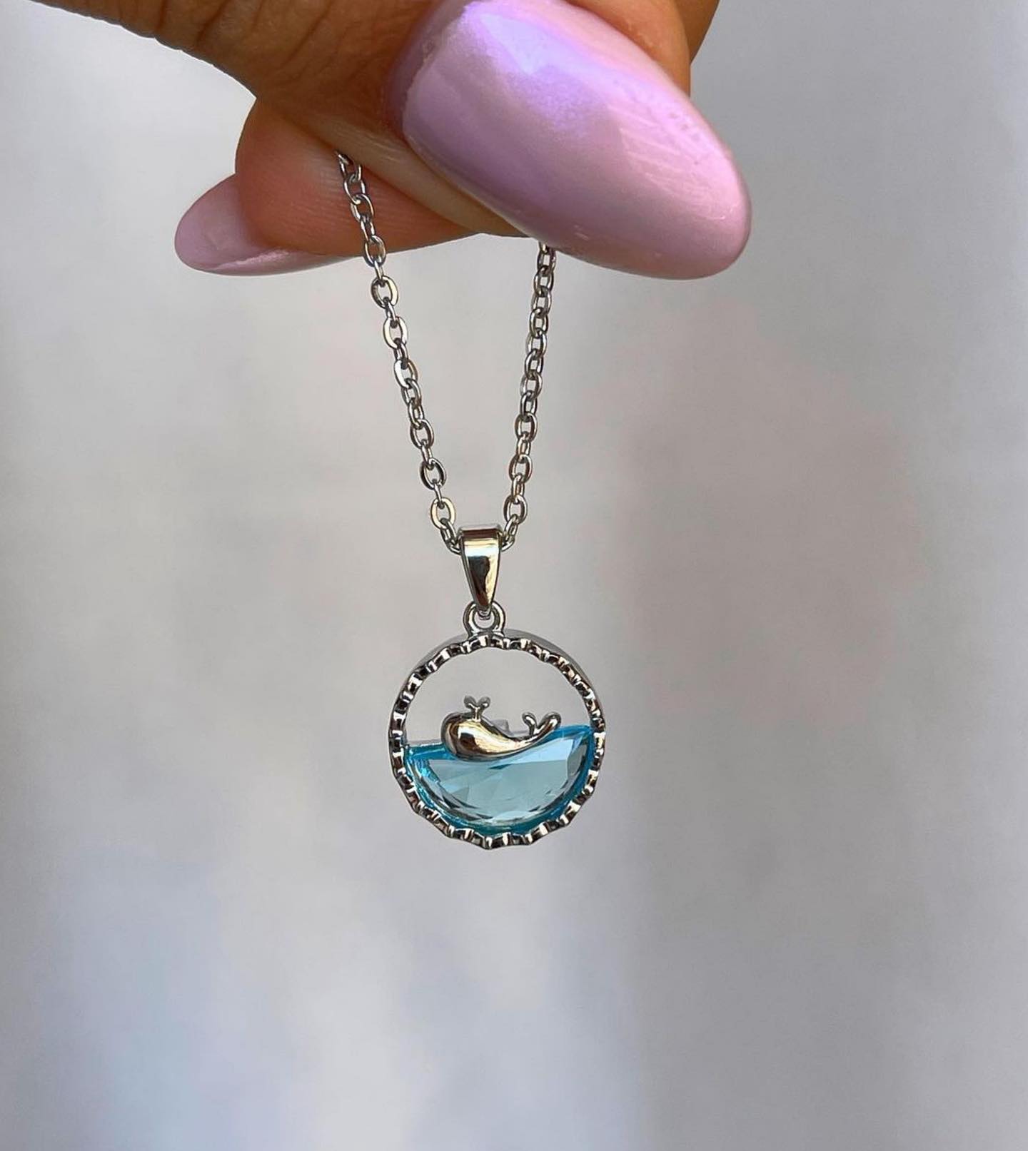 COLLAR OLA Y BALLENA MINIMALISTA MAR AZUL