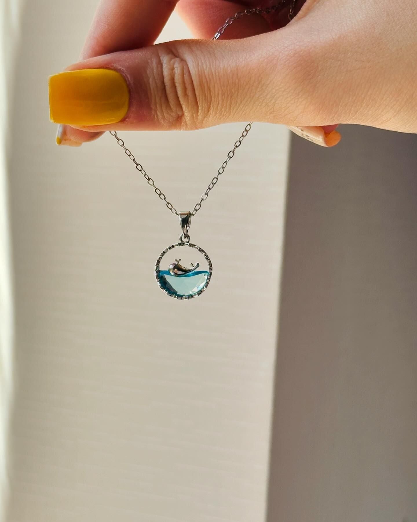 COLLAR OLA Y BALLENA MINIMALISTA MAR AZUL