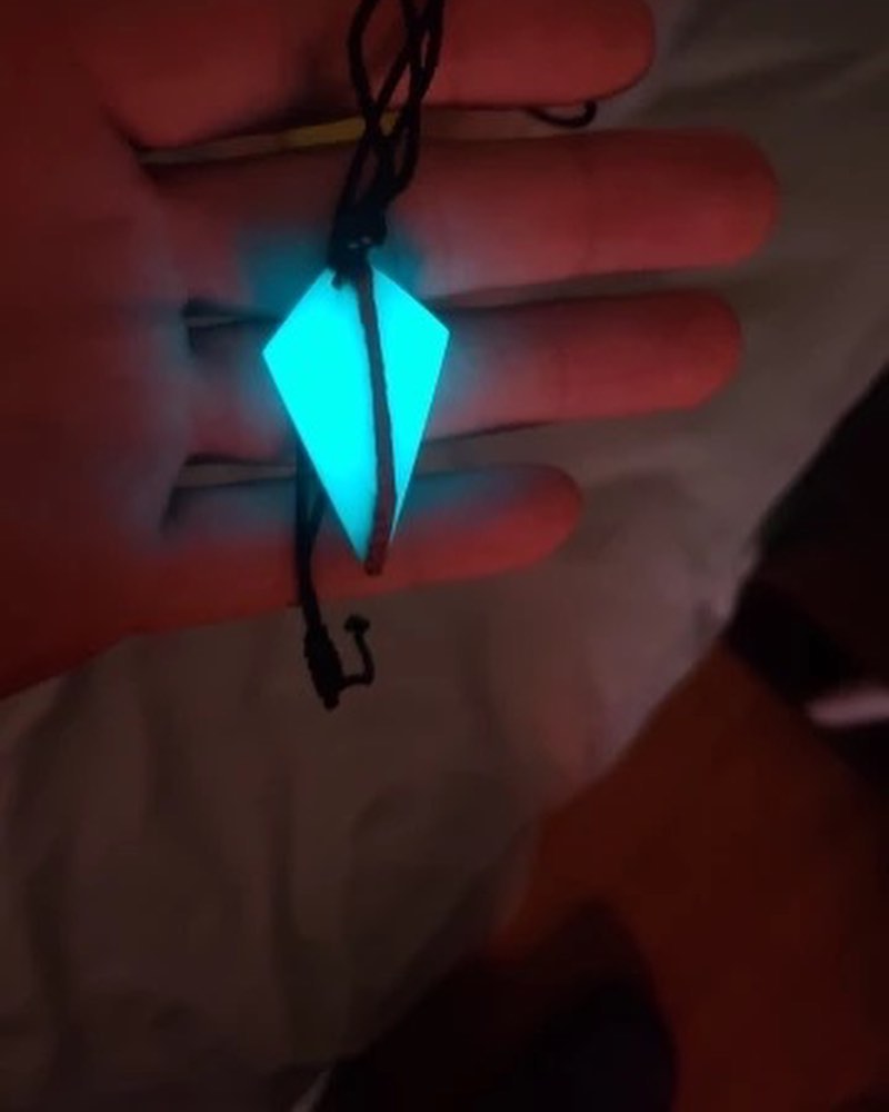 COLLAR DE RESINA MADERA INCRUSTADA BRILLAN EN LA OSCURIDAD
