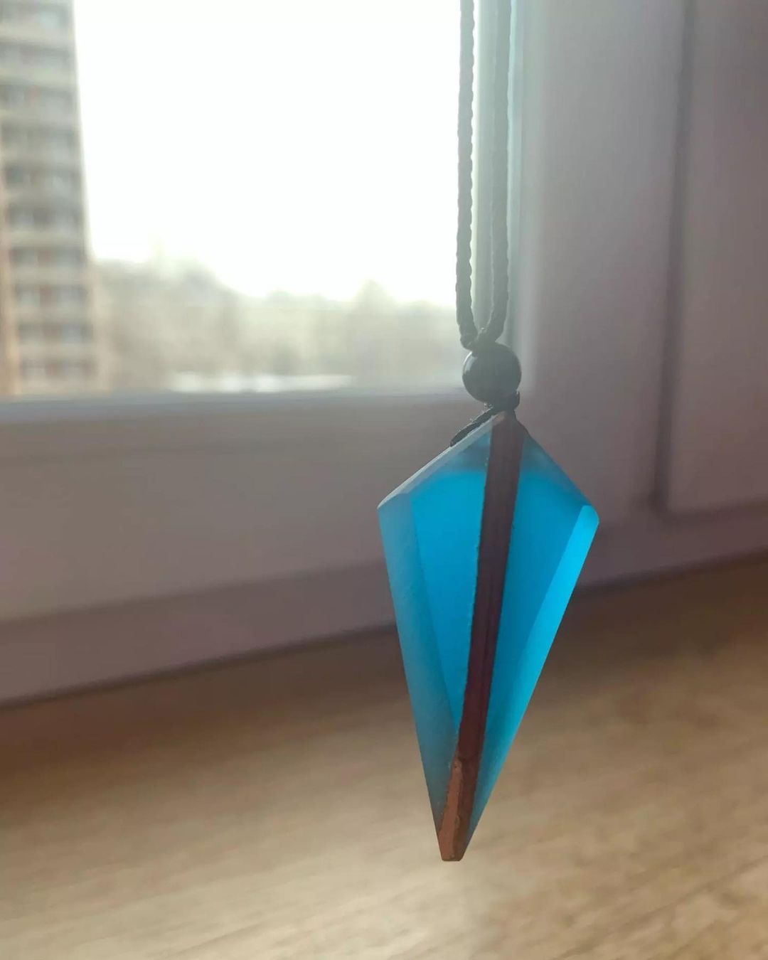 COLLAR DE RESINA MADERA INCRUSTADA BRILLAN EN LA OSCURIDAD