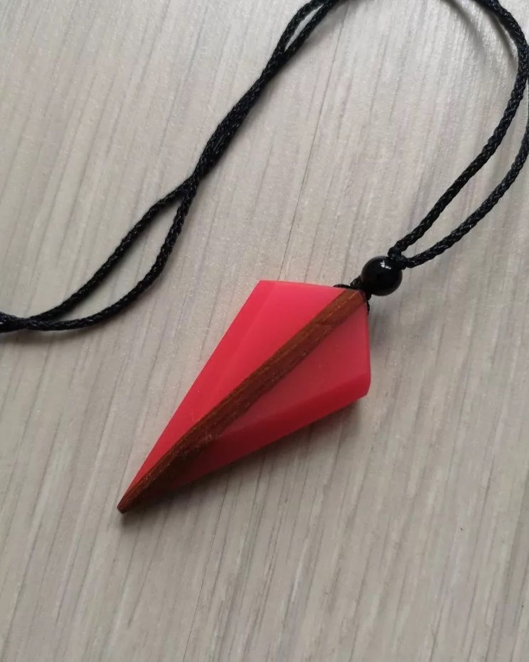 COLLAR DE RESINA MADERA INCRUSTADA BRILLAN EN LA OSCURIDAD