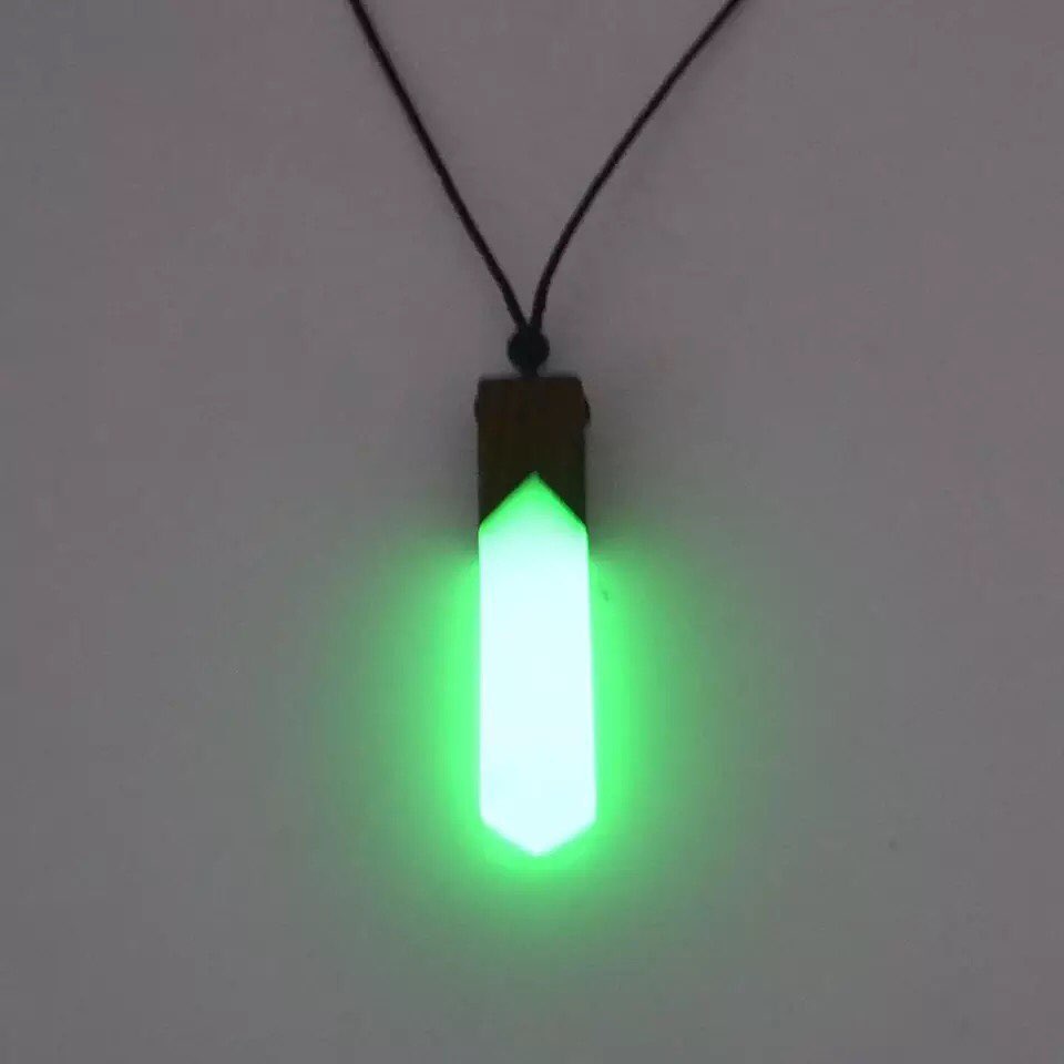COLLAR DE RESINA MADERA INCRUSTADA BRILLAN EN LA OSCURIDAD