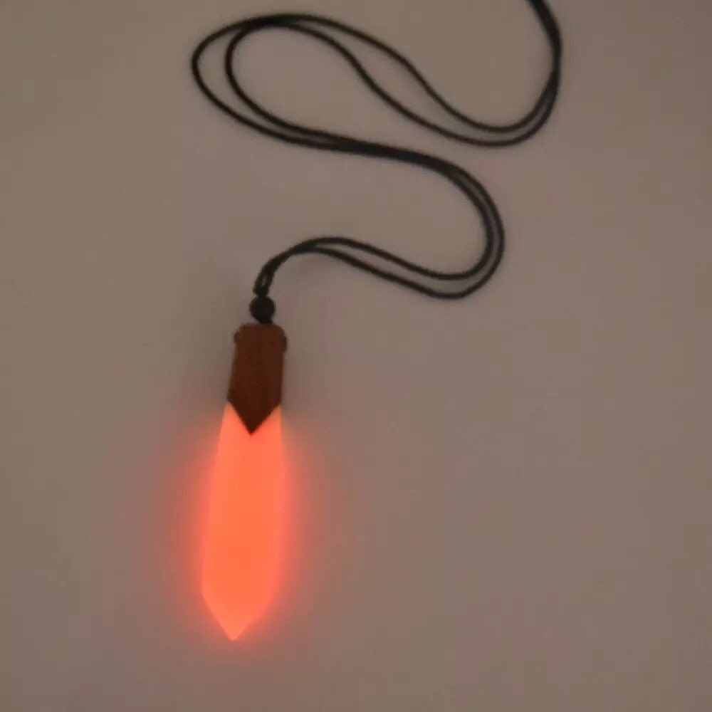 COLLAR DE RESINA MADERA INCRUSTADA BRILLAN EN LA OSCURIDAD