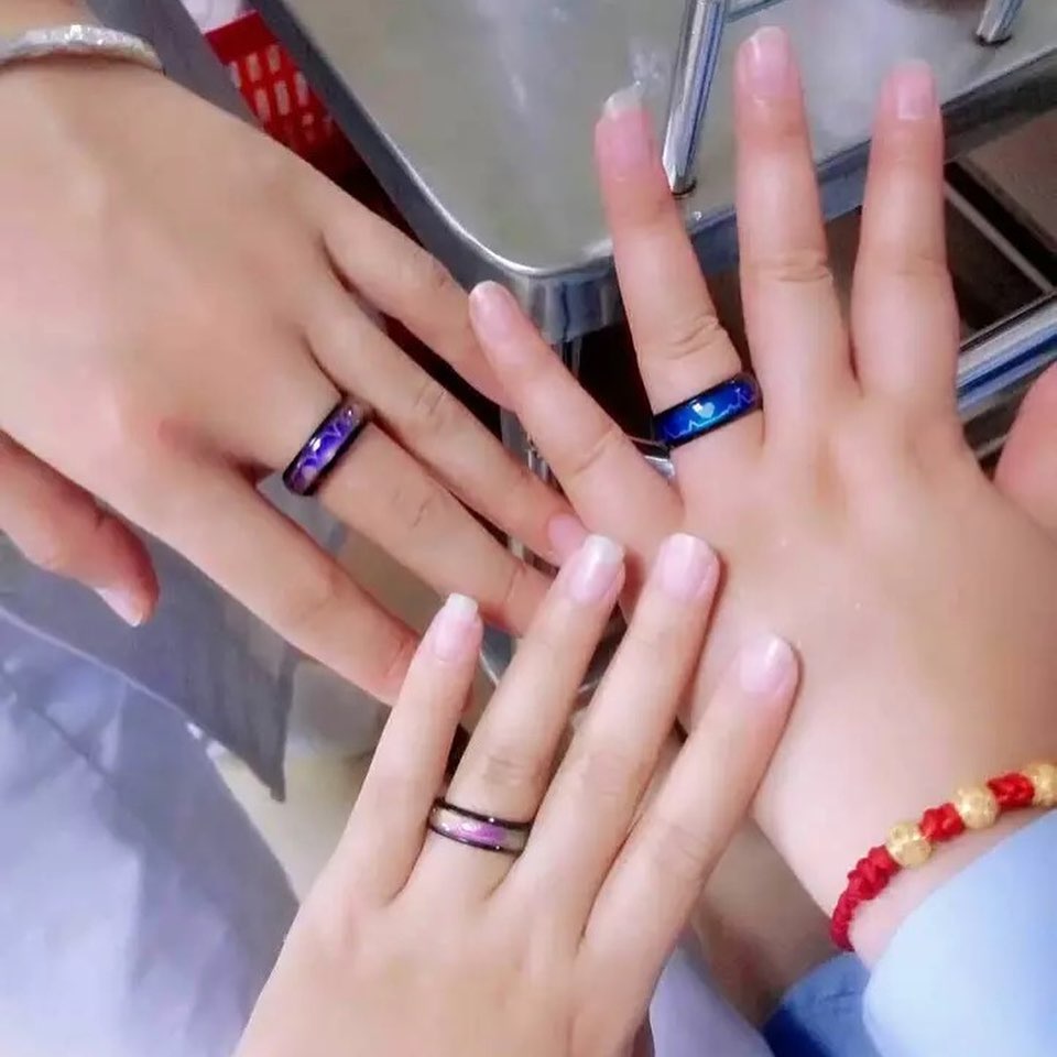 ANILLOS DE PAREJA CAMBIAN DE COLOR CON EL HUMOR