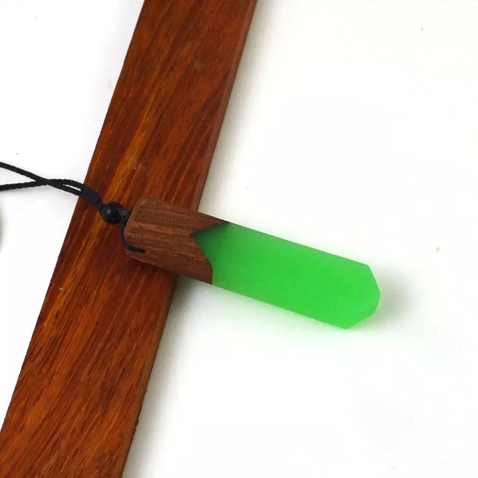 COLLAR DE RESINA MADERA INCRUSTADA BRILLAN EN LA OSCURIDAD