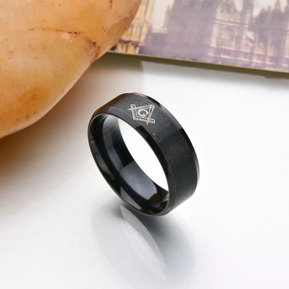 ANILLO LISO CON DISEÑO EN ACERO INOXIDABLE