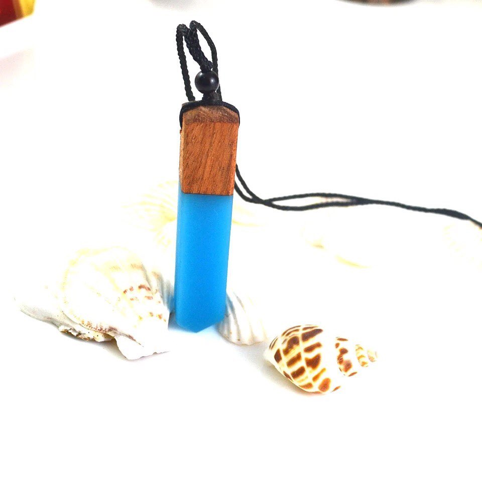 COLLAR DE RESINA MADERA INCRUSTADA BRILLAN EN LA OSCURIDAD