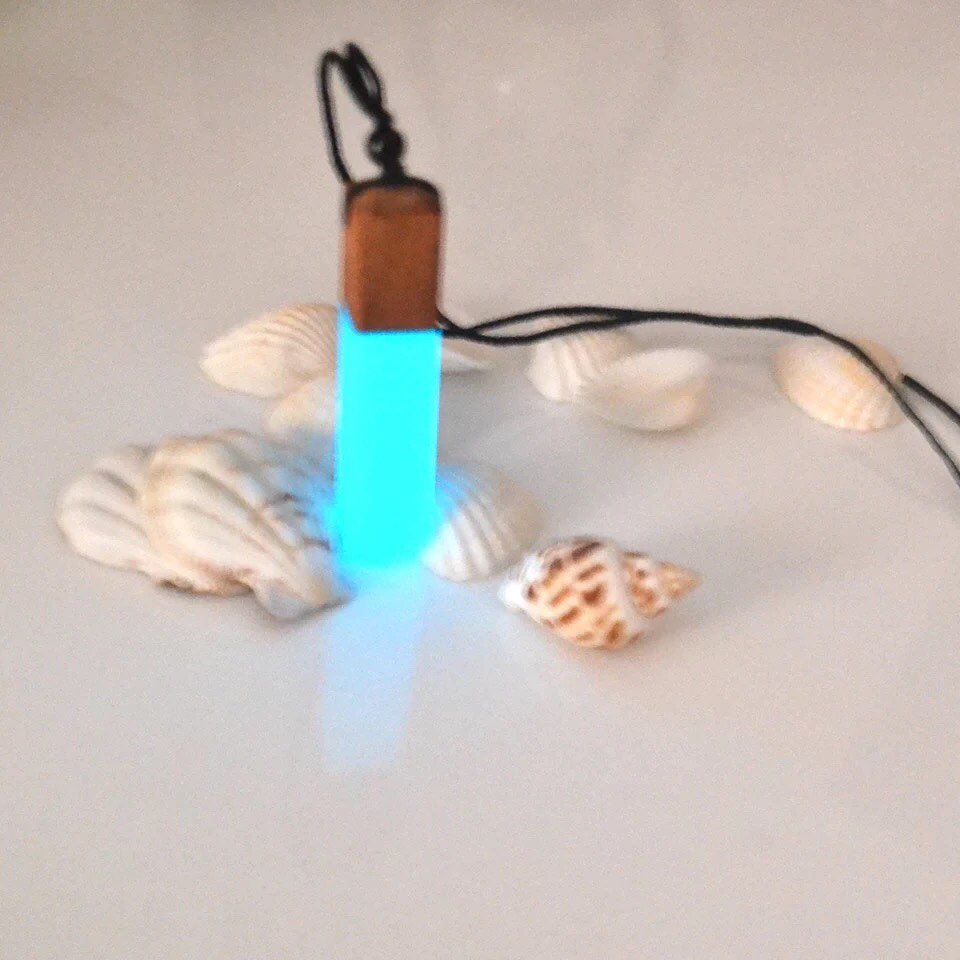 COLLAR DE RESINA MADERA INCRUSTADA BRILLAN EN LA OSCURIDAD